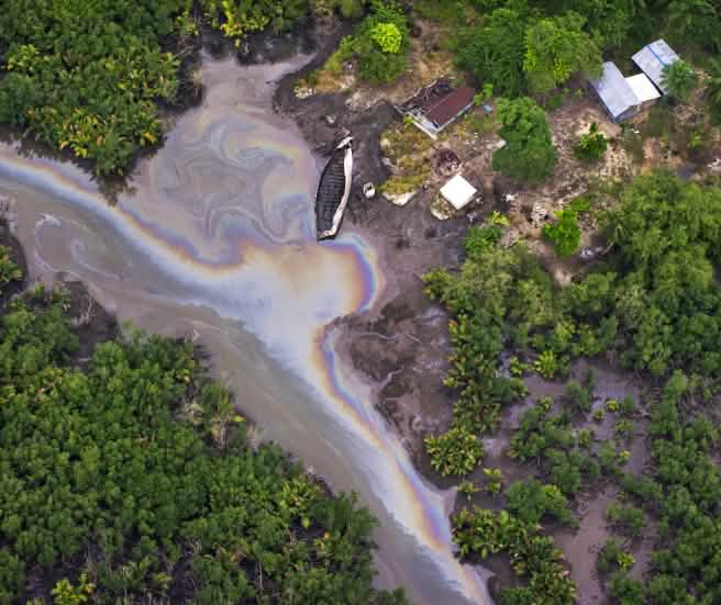 Luchtfoto van oil spill in Nigeria