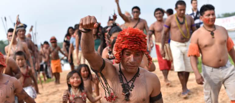 Protest van de Mundurukú aan de Tapajos (© Aaron Vincent Elkaim) Inheemse Mundurukú demonstreren tegen een stuwdam aan de rivier Tapajos