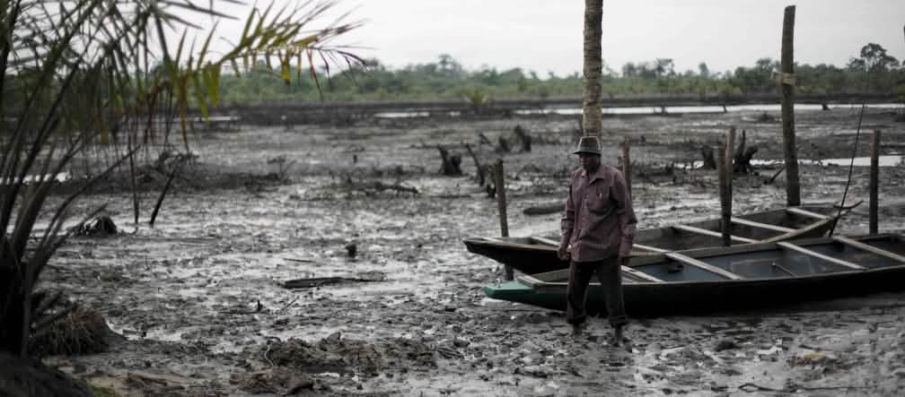 Olie verwoest de bestaansbasis van de plaatselijke bevolking Olievervuiling in de Nigerdelta