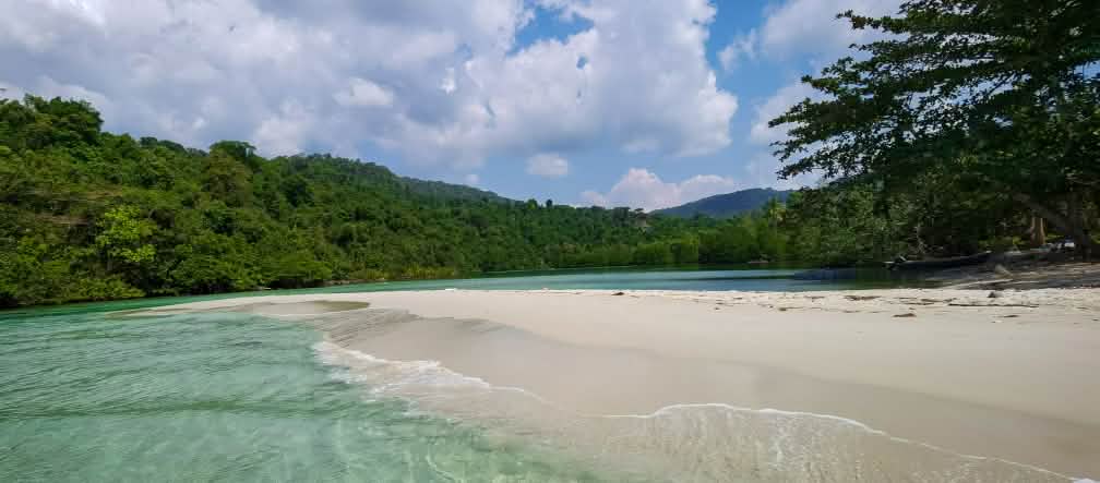 Mangrovebos, glasheldere zee, witte zandstranden: Het eiland Koh Kong is grotendeels ongerept Een lagune op Koh Kong Island met helderwit zandstrand, op de achtergrond het bos