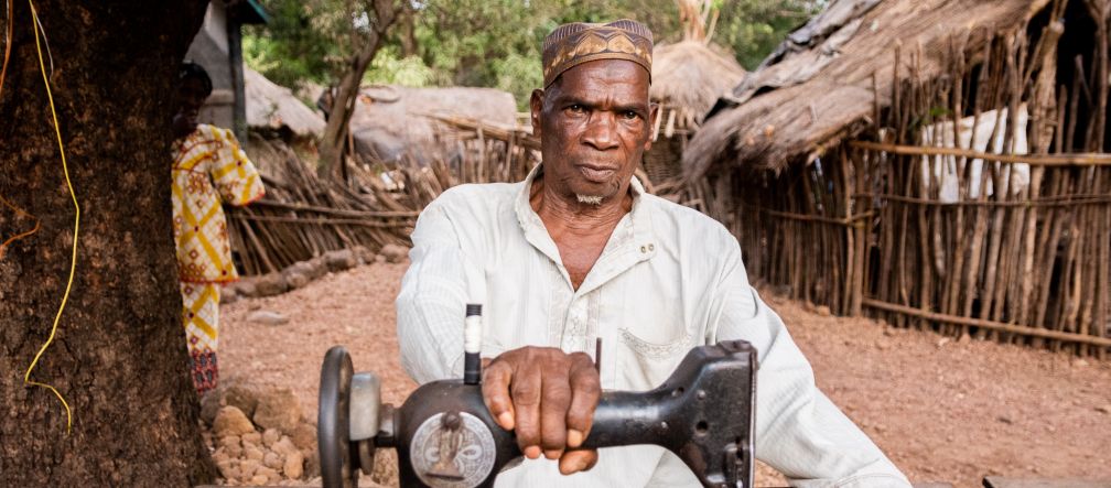 Kleermaker in Hamdallaye, Guinee, Sangaredi-bauxietmijn
