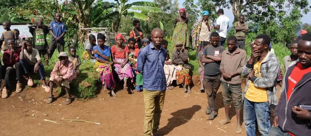 Door sommige beschermde gebieden zijn inheemse volkeren hun thuisland kwijtgeraakt Het Batwa-volk dichtbij het Kahuzi-Biega National Park