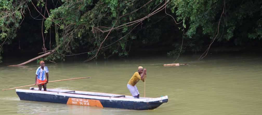 Twee mensen zijn aan het kanoën op een rivier Twee mensen zijn aan het kanoën op een rivier