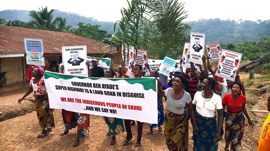 Inheemse Ekuri demonstreren tegen een snelweg